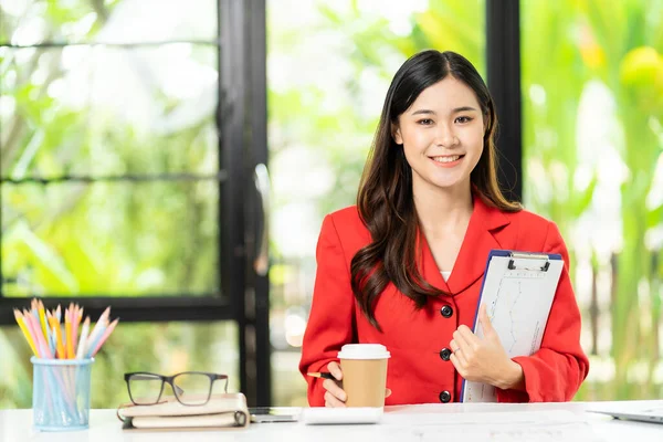 分析研究コンセプト 電卓とラップトップを使用して 金融を行うアジアの女性 オフィステーブル上の数学 レポート — ストック写真