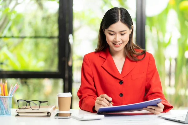 分析研究コンセプト 電卓とラップトップを使用して 金融を行うアジアの女性 オフィステーブル上の数学 レポート — ストック写真