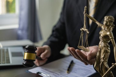 Masada çalışan ve adalet terazisine odaklanan erkek avukat, elinde kalem tutan ve hukuki tavsiyelerde bulunan avukat, çekiç yakın çekim resimli iş anlaşmazlığı servisi