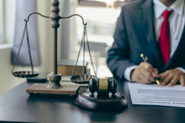 Advogado Masculino Trabalhando Mesa Escritório Com Foco Escalas Justiça Advogado — Fotografia de Stock