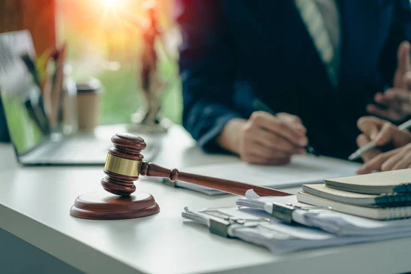 Masada Çalışan Adalet Terazisine Odaklanan Erkek Avukat Elinde Kalem Tutan — Stok fotoğraf