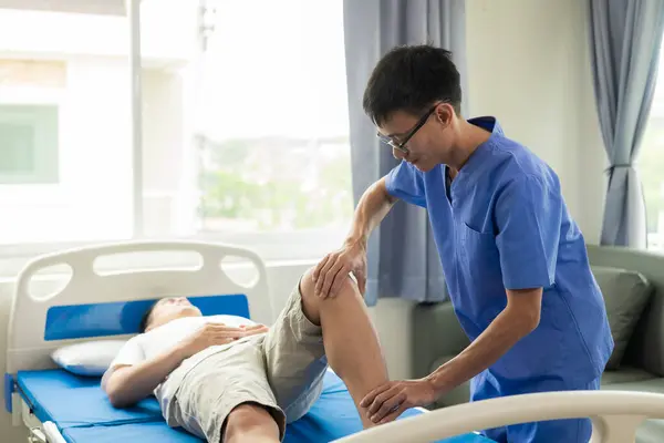 Medico Che Esamina Braccio Ferito Del Paziente Maschile Stretching Esercizio — Foto Stock
