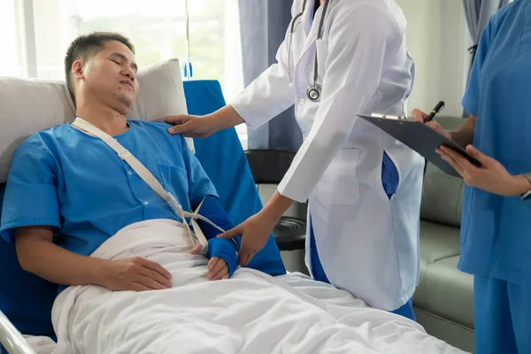 Manlig Patient Sjukhussäng Med Medicinsk Personal Vid Sängkanten Ger Uppmuntran — Stockfoto