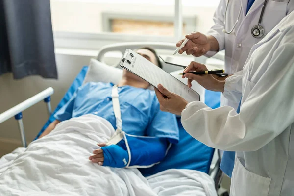 Manlig Patient Sjukhussäng Med Medicinsk Personal Vid Sängkanten Ger Uppmuntran — Stockfoto