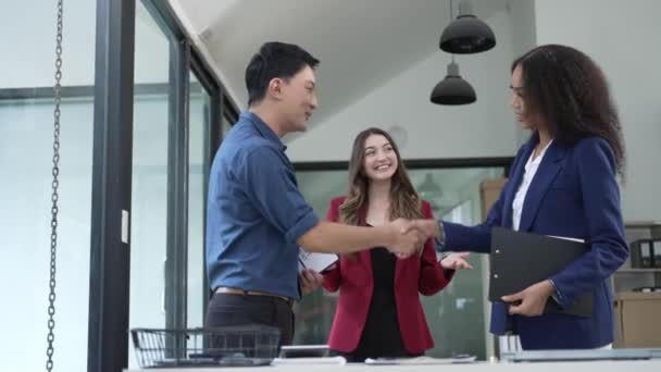 亚洲女商人和商人在会议室牵着手 讨论业务事项 在就职时面带微笑 开展合作 建立伙伴关系 形成团队精神 — 图库视频影像
