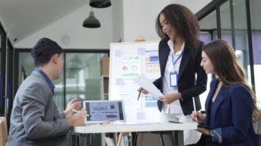 ux geliştiricileri ve ui tasarımcıları mobil web uygulamaları ve geliştirme stilleri ve ekran düzeni için prototip tasarımları beyin fırtınası. 4k