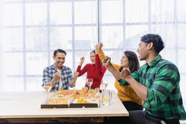 友人と幸せなアジアの若者のグループは パーティー 食べ物 シルバーウェアのステムウェアガラスとおいしい食べ物で軽食の間にメガネを飲むことを祝います — ストック写真