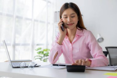 Genç Asyalı kadın, sekreter, iş danışmanı, satış müdürü telefonda konuşuyor ofiste ve iş geçmişinde, vergi, muhasebe, istatistik ve analitik araştırma konsepti.