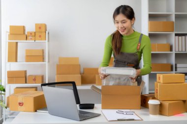 Akıllı telefon ya da dizüstü bilgisayar kullanarak küçük bir işletme kurun ve kutu kutu kutu ürün hazırlamak için online siparişleri kontrol edin. Satılık..