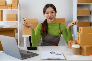 Akıllı telefon ya da dizüstü bilgisayar kullanarak küçük bir işletme kurun ve kutu kutu kutu ürün hazırlamak için online siparişleri kontrol edin. Satılık..