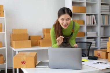 Akıllı telefon ya da dizüstü bilgisayar kullanarak küçük bir işletme kurun ve kutu kutu kutu ürün hazırlamak için online siparişleri kontrol edin. Satılık..