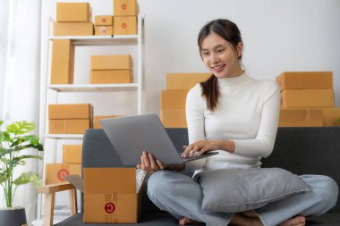 Akıllı telefon ya da dizüstü bilgisayar kullanarak küçük bir işletme kurun ve kutu kutu kutu ürün hazırlamak için online siparişleri kontrol edin. Satılık..