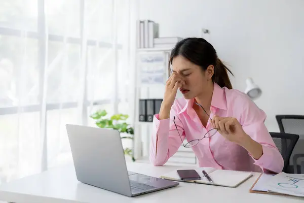 Young Asian Female Worker Working Stress Pretends Scratch Her Head — Stock Photo, Image
