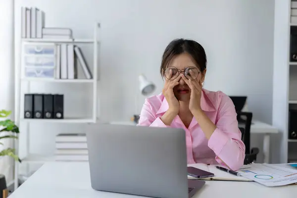 Jonge Aziatische Vrouwelijke Werknemer Werken Met Stress Pretendeert Krabben Haar — Stockfoto