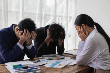 Bir ortaklık toplantısında soruna çözüm arayan bir grup stresli Asyalı genç işadamı, başarısız bir girişimin kötü haberi üzerine başlarını kaşıyarak bırakılıyor. Şirketin sorunları yüzünden umutsuz hissediyorum.