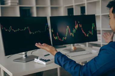 Eski tüccarlar birden fazla bilgisayar monitörünün önündeki adam finansal hisse senedi veri grafiklerinden iş süreçlerinin otomatik bilgisayar monitörü.