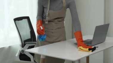 Asyalı kadın evi temizliyor, temizlikçi temizlik yapıyor ve evdeki dağınıklığı temizliyor.