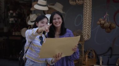 İki genç Asyalı turist Tayland, Chiang Mai sokaklarında dolaşıyorlar..