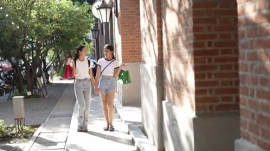 İki genç Asyalı turist Tayland, Chiang Mai sokaklarında dolaşıyorlar..