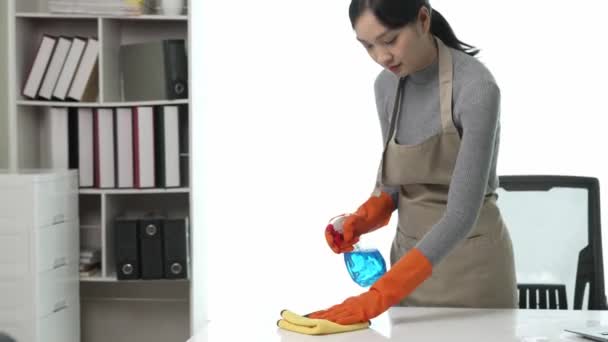 亚洲女人打扫房间 管家打扫房间 擦拭家里客厅里乱七八糟的东西 — 图库视频影像