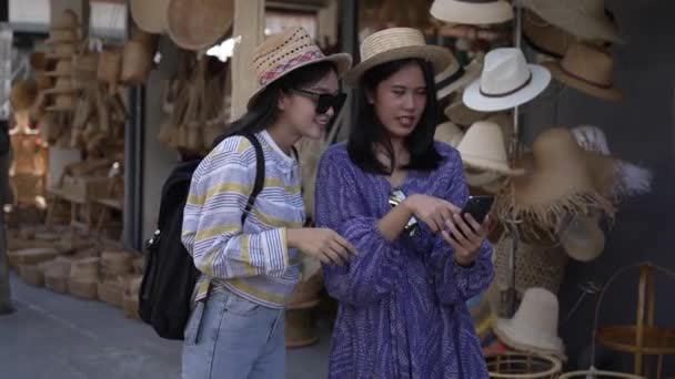 2人の若いアジア人観光客がタイのチェンマイの街をさまよう — ストック動画