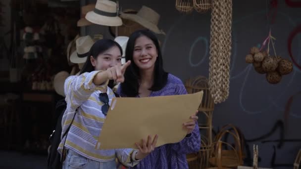 2人の若いアジア人観光客がタイのチェンマイの街をさまよう — ストック動画
