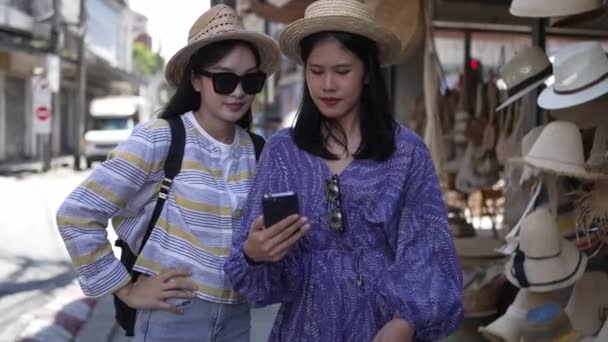 Δύο Νεαροί Ασιάτες Τουρίστες Περιφέρονται Στους Δρόμους Του Τσιάνγκ Μάι — Αρχείο Βίντεο