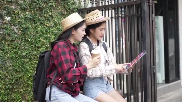 Twee Jonge Aziatische Toeristen Dwalen Door Straten Van Chiang Mai — Stockvideo