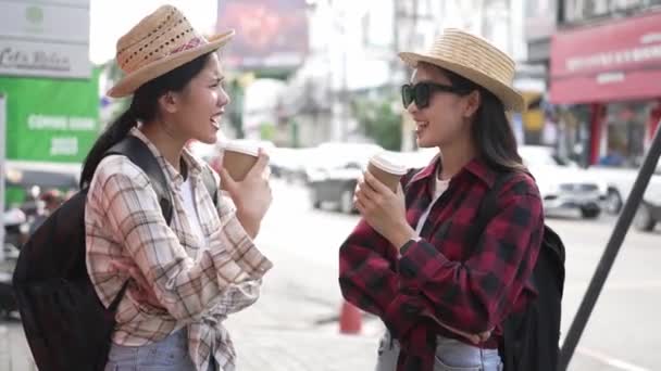 Два Молоді Азіатські Туристи Блукають Вулицями Чіангмай Таїланд — стокове відео