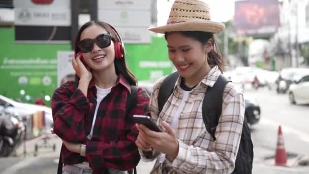 Två Unga Asiatiska Turister Vandrar Chiang Mais Gator Thailand — Stockvideo