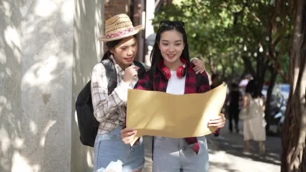 两名年轻的亚洲游客漫步在泰国清迈的街道上 — 图库视频影像