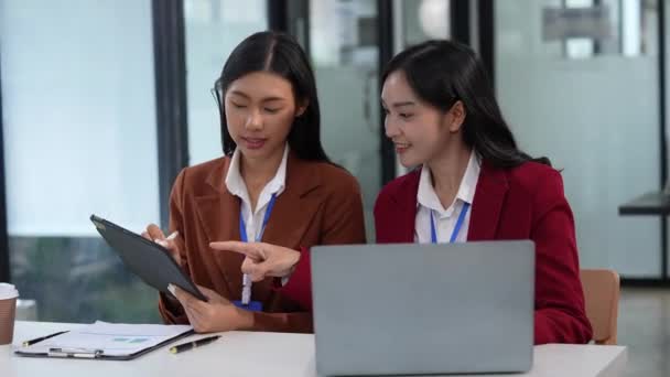 Due Giovani Imprenditrici Asiatiche Lavorano Documenti Finanziari Ufficio Analizzando Statistiche — Video Stock