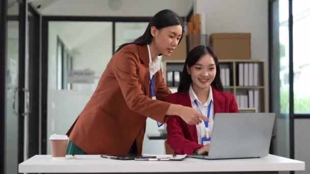 两名年轻的亚洲女商人在办公室处理财务文件 用手提电脑分析财务统计数字 计划公司的预算和会计 — 图库视频影像