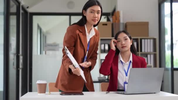 Две Молодые Азиатские Деловые Женщины Работают Над Финансовыми Документами Офисе — стоковое видео