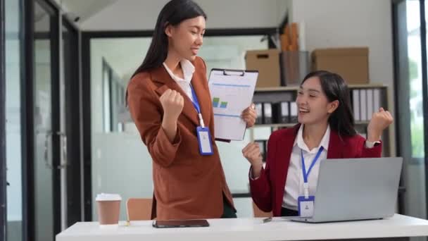 Twee Jonge Aziatische Zakenvrouwen Werken Kantoor Aan Financiële Documenten Analyseren — Stockvideo