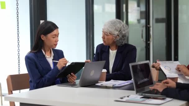 Команда Азіатських Бізнес Фінансів Працюють Разом Мозковому Штурмі Зустрічі Співпрацюйте — стокове відео