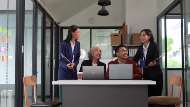 Ázsiai Üzleti Finanszírozási Csapat Dolgozik Együtt Projekt Ötletbörze Együttműködés Munka — Stock videók