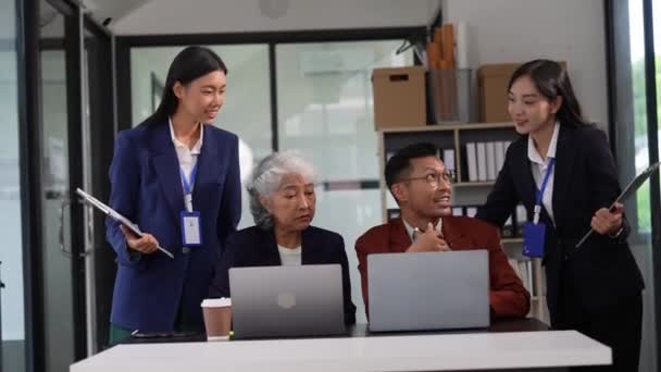 Asiatiska Business Finance Team Arbetar Tillsammans Projekt Brainstorming Möte Samarbeta — Stockvideo