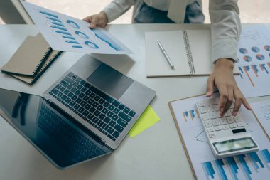 Hesap makinesine güvenen ve bilgisayarla yakın plan muhasebe konseptini elinde tutan muhasebeci. Matematik finansmanı, analitik araştırma konsepti.