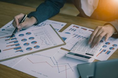 Hesap makinesine güvenen ve bilgisayarla yakın plan muhasebe konseptini elinde tutan muhasebeci. Matematik finansmanı, analitik araştırma konsepti.