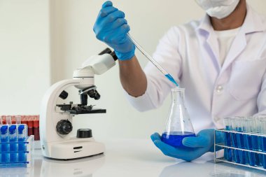 Yaşam bilimi laboratuvarlarında çalışan sağlık araştırmacıları da çalışmaktadır. Mikroskop ve test tüpleri: Bilim insanları çalışma verilerini değerlendirir ve analiz ederler.