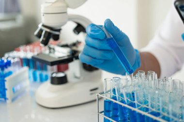 Yaşam bilimi laboratuvarlarında çalışan sağlık araştırmacıları da çalışmaktadır. Mikroskop ve test tüpleri: Bilim insanları çalışma verilerini değerlendirir ve analiz ederler.