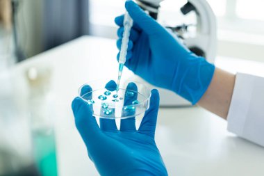 Yaşam bilimi laboratuvarlarında çalışan sağlık araştırmacıları da çalışmaktadır. Mikroskop ve test tüpleri: Bilim insanları çalışma verilerini değerlendirir ve analiz ederler.