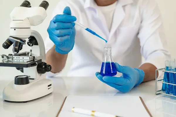 Healthcare researchers working in life science laboratories also work. Microscopes and test tubes: Scientists evaluate and analyze study data.
