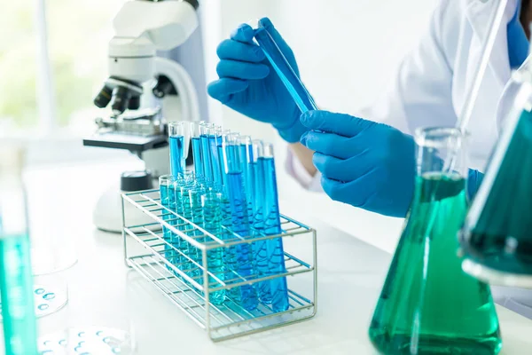 Healthcare researchers working in life science laboratories also work. Microscopes and test tubes: Scientists evaluate and analyze study data.