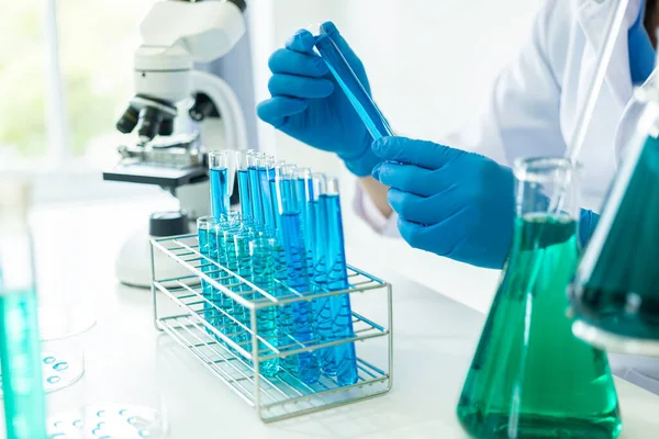 Yaşam bilimi laboratuvarlarında çalışan sağlık araştırmacıları da çalışmaktadır. Mikroskop ve test tüpleri: Bilim insanları çalışma verilerini değerlendirir ve analiz ederler.