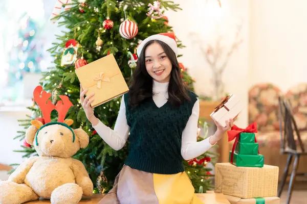Mujer Asiática Joven Sombrero Santa Sonriendo Sosteniendo Los Regalos Navidad — Foto de Stock