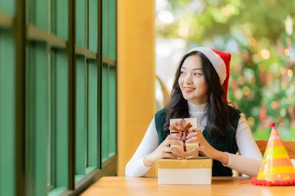 Giovane Donna Asiatica Cappello Babbo Natale Sorridente Tenere Regali Natale — Foto Stock