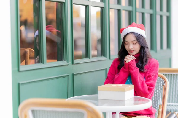 Jeune Femme Asiatique Dans Chapeau Père Noël Souriant Tenant Des — Photo