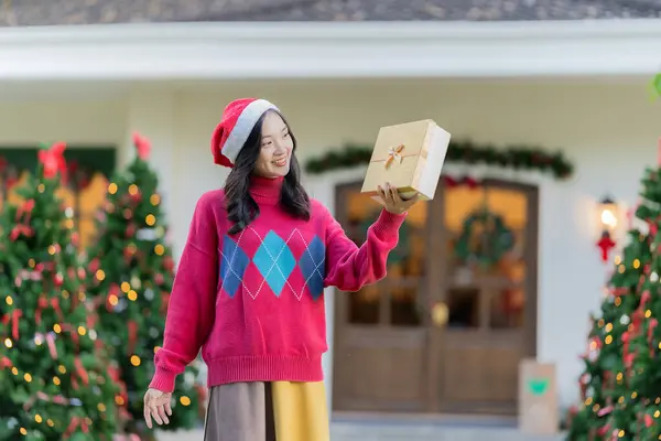 Jonge Aziatische Vrouw Santa Hoed Glimlachen Het Vasthouden Van Kerstcadeaus — Stockfoto